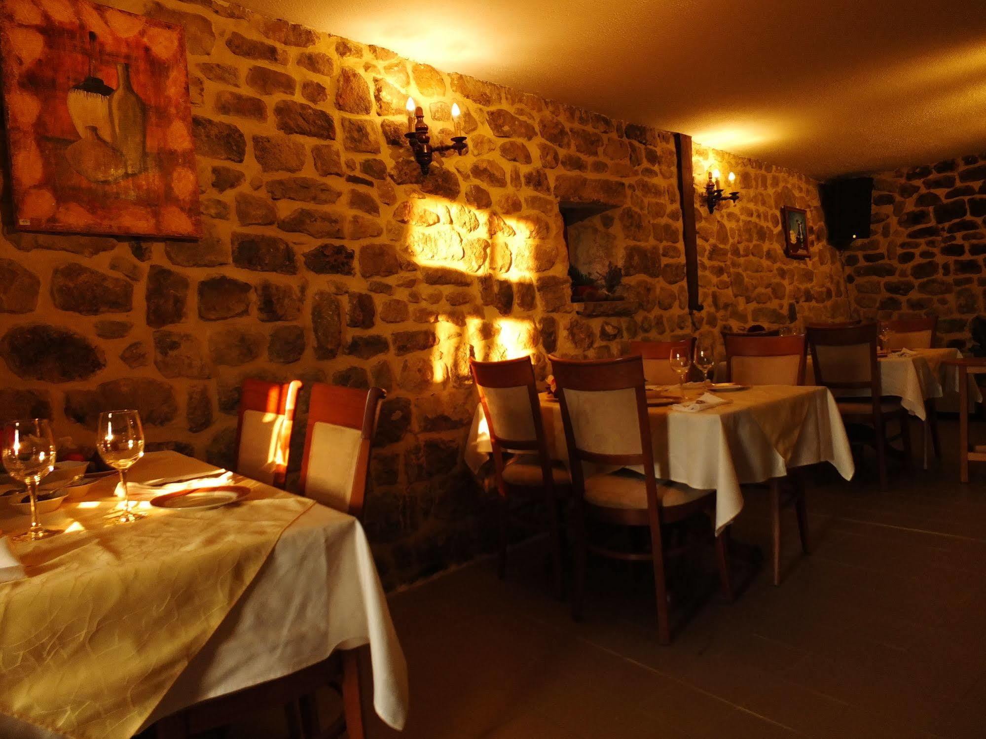 Aux Vieux Arceaux Hotel Mercuer Ngoại thất bức ảnh