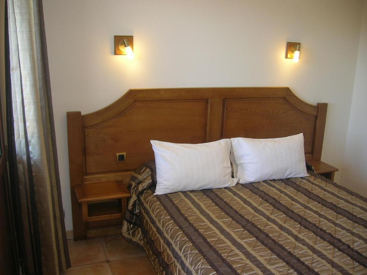 Aux Vieux Arceaux Hotel Mercuer Phòng bức ảnh